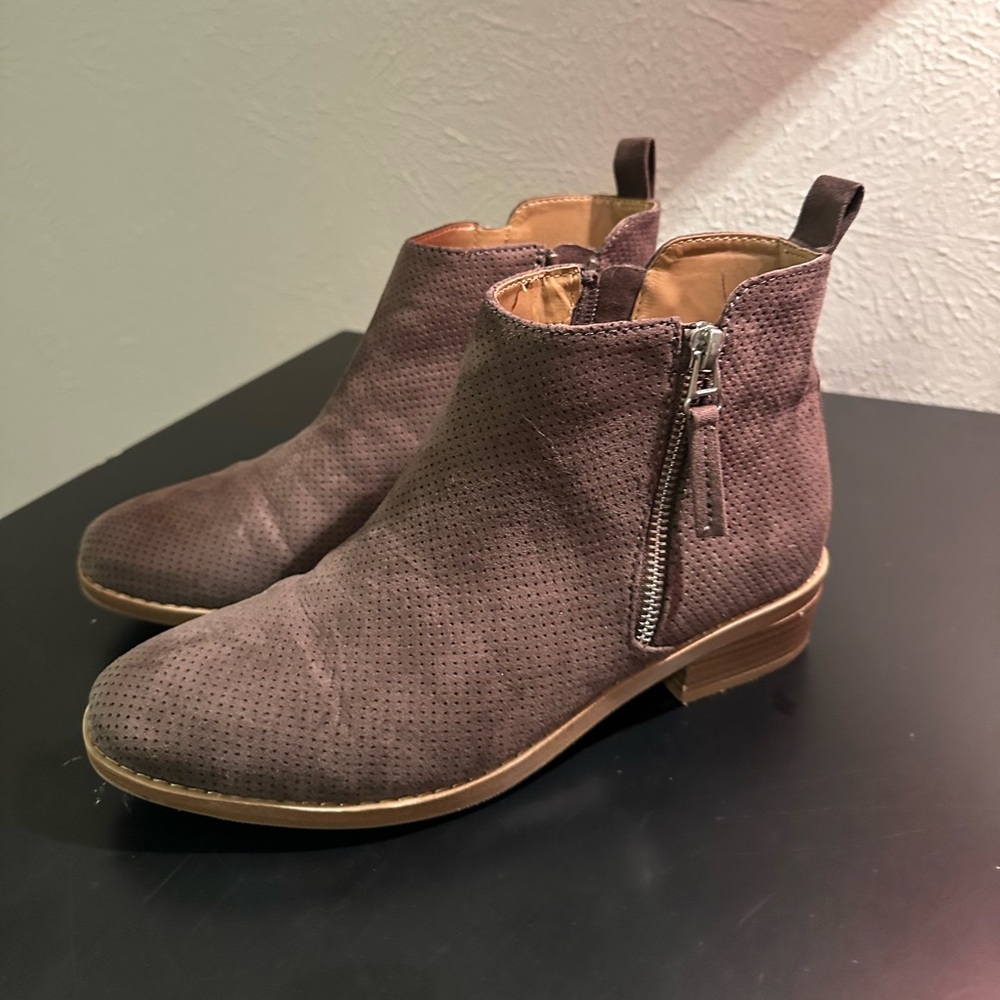 Universal Thread Marlis Taupe Gray Suede Booties – Size 6.5 – Memory Foam 🤎